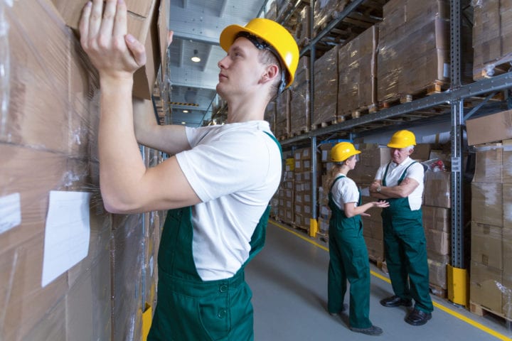 Homme travaillant dans un entrepot