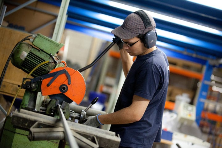 Homme travaillant sur une machine