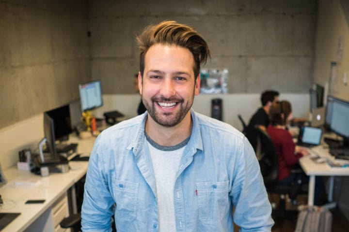 jeune homme souriant en chemise