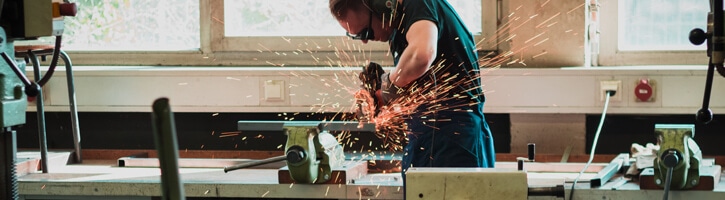 Homme travaillant sur son établi