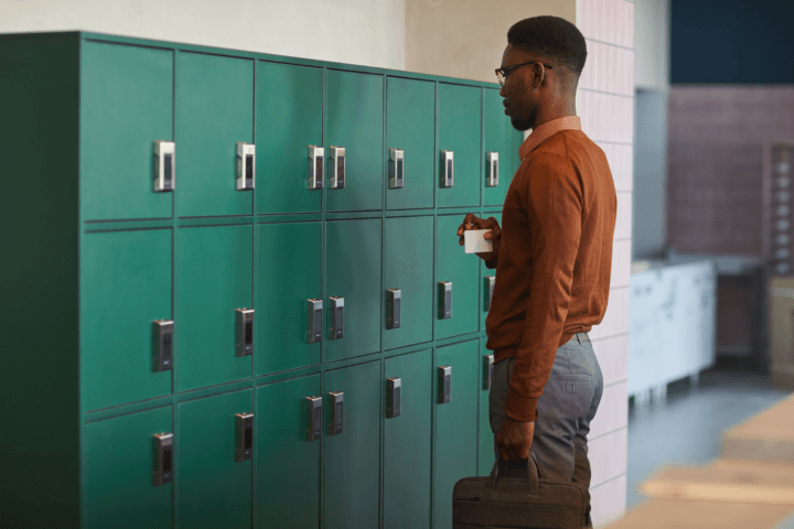 Guide d’achat : bien choisir vos vestiaires d’entreprise avec Manutan